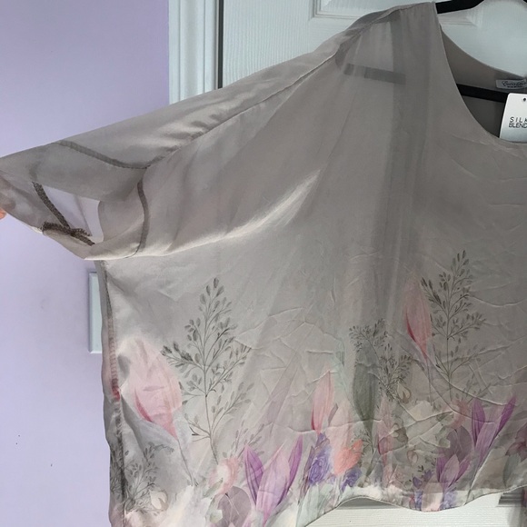 🆕 Silk sheer blouse - Picture 2 of 9